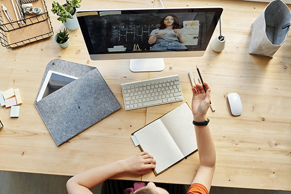 Estudiante engaged in an online English class with Instituto de Inglés Inglés Idiomático