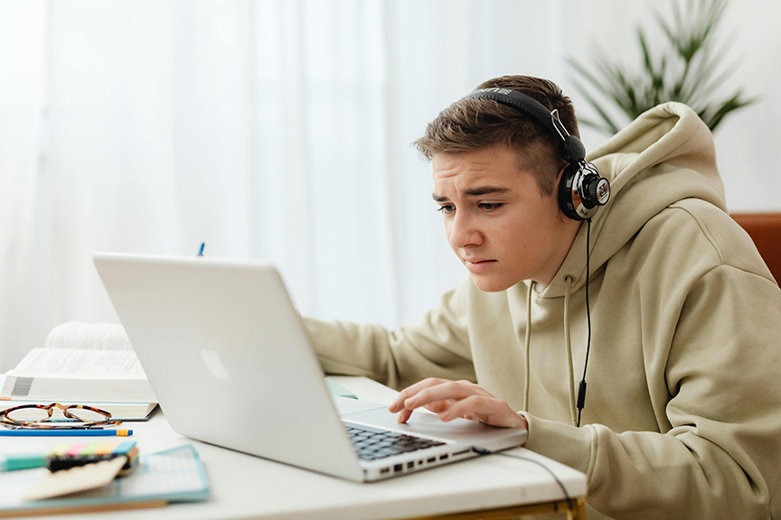 Estudiantes learning English online with Instituto de Inglés Inglés Idiomático.