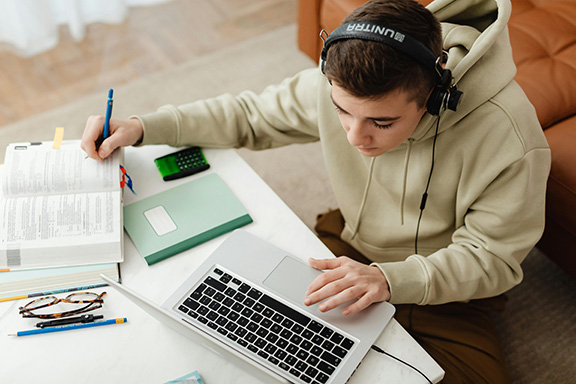 Recursos para Estudiantes - students collaborating online